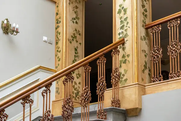 大理石の階段に木製の茶色の古い手すり — ストック写真