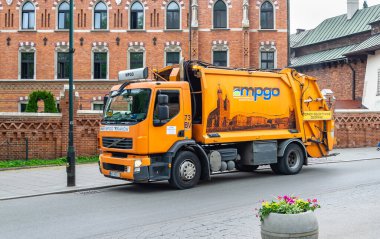 Polonya, Krakow - 17.06. 2022 Krakow 'da turuncu çöp kamyonu.
