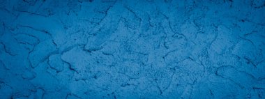 İlginç desenli mavi boyayla boyanmış bir duvar.