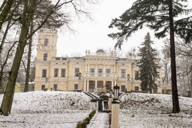 Biedrusko 'da kışın yeniden inşa edilen eski saray.