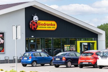 Polonya, Swierklaniec 08.05. 2023 - Swierklaniec 'te Biedronka zincir mağazası