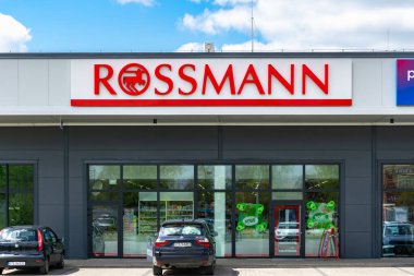 Polonya, Swierklaniec 08.05. 2023 - Rossmann kozmetik mağazası Swierklaniec 'de