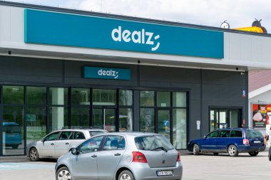 Polonya, Swierklaniec 08.05. 2023 - Swierklaniec 'teki Dealz zincir mağazası