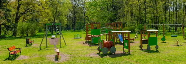 Lekplats För Barn Grön Gräsmatta Parken — Stockfoto