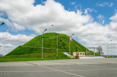 Piekary Slaskie 'deki özgürlük tepeciği beyaz bulutlu mavi gökyüzüne karşı