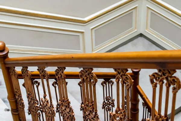 Corrimão Velho Marrom Madeira Nas Escadas Mármore — Fotografia de Stock