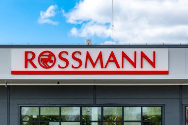 Polonya, Swierklaniec 08.05. 2023 - Rossmann kozmetik mağazası Swierklaniec 'de