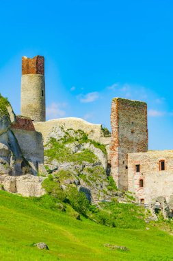 Olsztyn 'deki dağdaki şato harabeleri