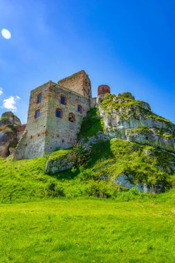 Olsztyn 'deki dağdaki şato harabeleri