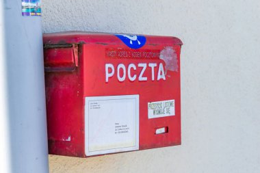 Polonya, Olsztyn 10.05. 2023 - Olsztyn 'deki Polonya Postanesine ait bir posta kutusu.
