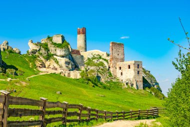 Olsztyn 'deki dağdaki şato harabeleri