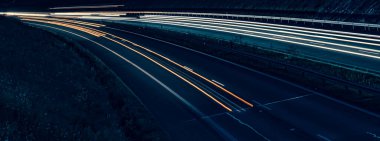 Gece arabaların ışıkları. uzun pozlama