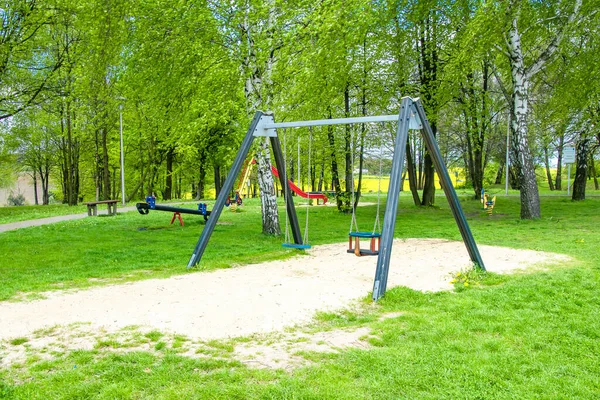 公园里的绿色草坪上的儿童游乐场 — 图库照片