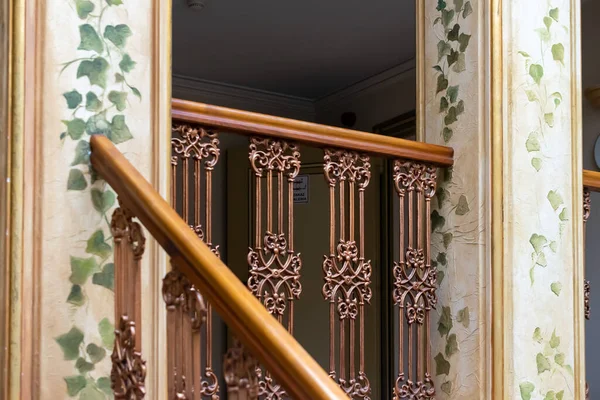 大理石楼梯上的木制棕色旧栏杆 — 图库照片