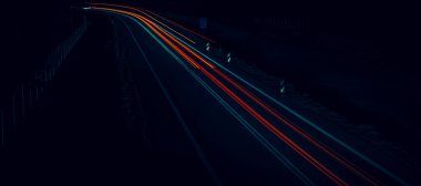 Geceleri araba ışıkları yanar. uzun pozlama