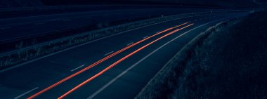 Gece arabaların ışıkları. uzun pozlama