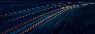 Gece arabaların ışıkları. uzun pozlama