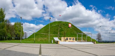 Piekary Slaskie 'deki özgürlük tepeciği beyaz bulutlu mavi gökyüzüne karşı