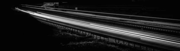 Garis Putih Lampu Mobil Pada Latar Belakang Hitam — Stok Foto