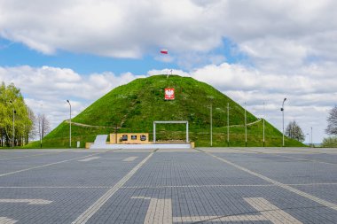 Piekary Slaskie 'deki özgürlük tepeciği beyaz bulutlu mavi gökyüzüne karşı