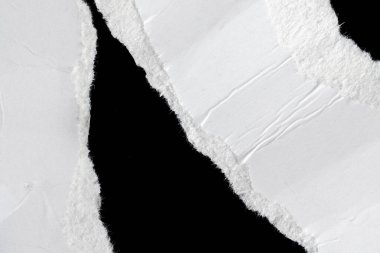 Siyah izole bir arkaplan üzerine beyaz bir kağıt parçası