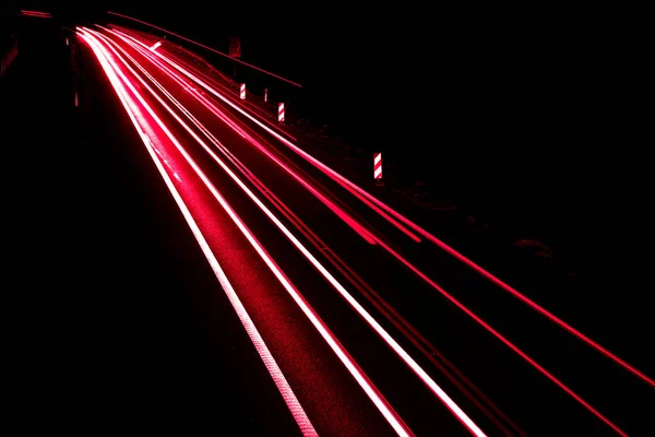 黒い背景の車のライトの赤い線 — ストック写真