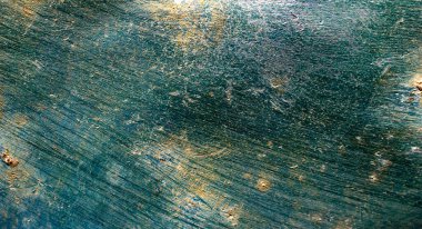 Paslanmış eski metal plaka yeşil boyayla boyanmış.