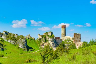 Olsztyn 'deki dağdaki şato harabeleri