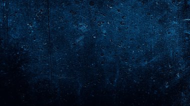 İlginç bir deseni olan mavi boyayla boyanmış duvar.