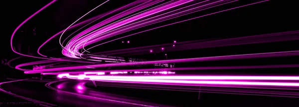 Violette Linien Von Autoscheinwerfern Auf Schwarzem Hintergrund — Stockfoto