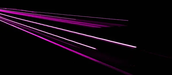 黑色背景上的紫罗兰色车灯线 — 图库照片