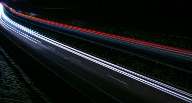 Geceleri araba ışıkları yanar. uzun pozlama