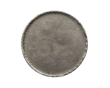 Beyaz izole edilmiş arkaplanda eski boş gümüş para