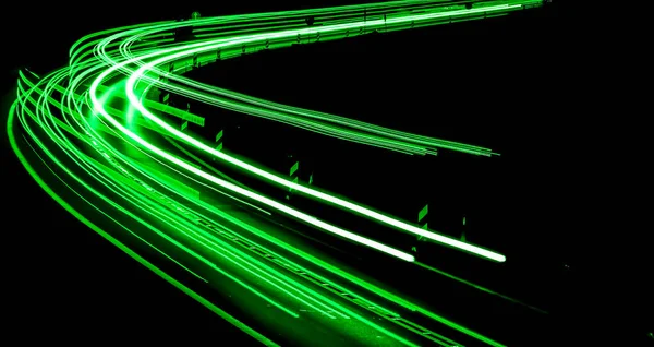 黑色背景上的车灯的绿线 — 图库照片