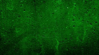 İlginç desenli yeşil boyayla boyanmış bir duvar.