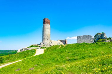 Olsztyn 'deki dağdaki şato harabeleri