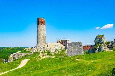 Olsztyn 'deki dağdaki şato harabeleri