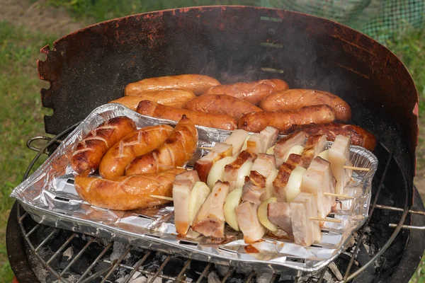 Grilling Sausage Bacon Onions Home Portable Grill — Stock Photo, Image