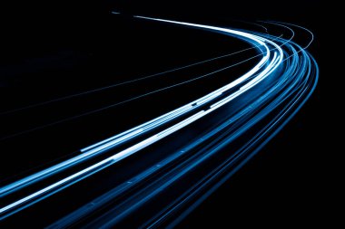 Geceleri mavi araba ışıkları. uzun pozlama