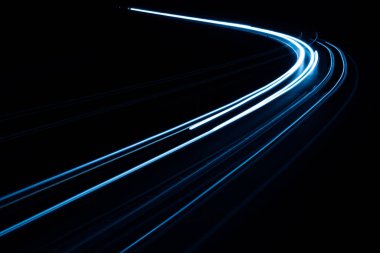 Geceleri mavi araba ışıkları. uzun pozlama