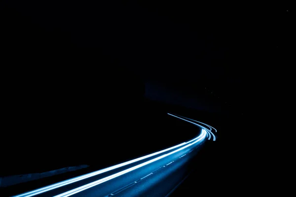 夜间蓝色的车灯 长期接触 — 图库照片
