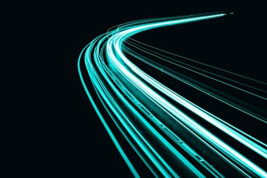 Geceleri mavi araba ışıkları. uzun pozlama