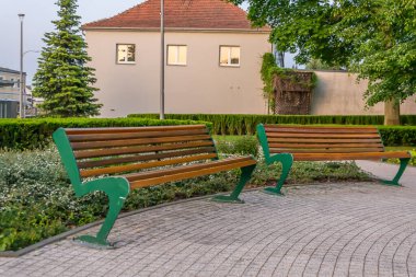 Yeşil ve kahverengi banklar kaldırımda