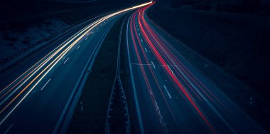 Geceleri araba ışıkları yanar. uzun pozlama