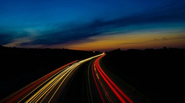 Geceleri araba ışıkları yanar. uzun pozlama