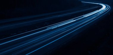 Geceleri mavi araba ışıkları. uzun pozlama.