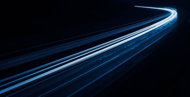 Geceleri mavi araba ışıkları. uzun pozlama.