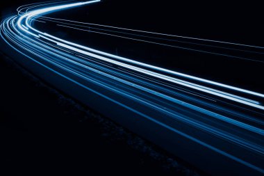 Geceleri mavi araba ışıkları. uzun pozlama.