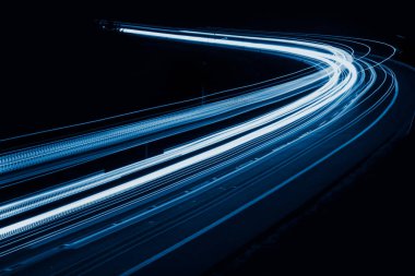 Geceleri mavi araba ışıkları. uzun pozlama.