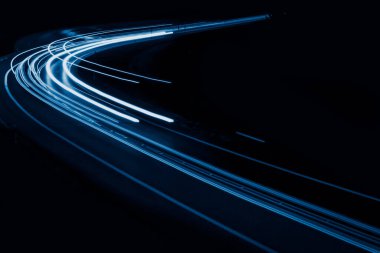 Geceleri mavi araba ışıkları. uzun pozlama.